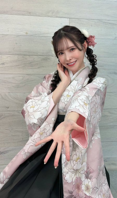 和服粉花深色袴伸手互动甜美笑容人物手机壁纸