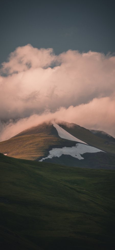 雪山残雪粉云绿色丘陵暮色山景插画风景手机壁纸