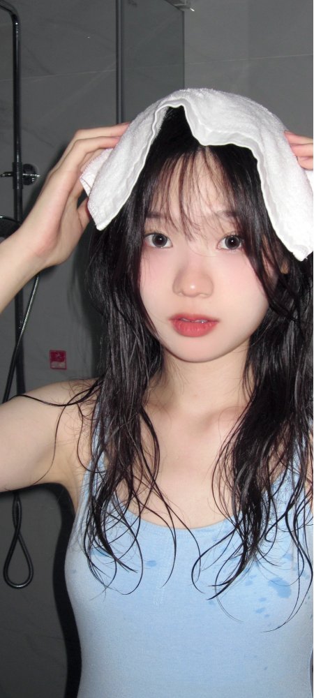 浴室湿发裹毛巾浅蓝背心甜美美女人物手机壁纸