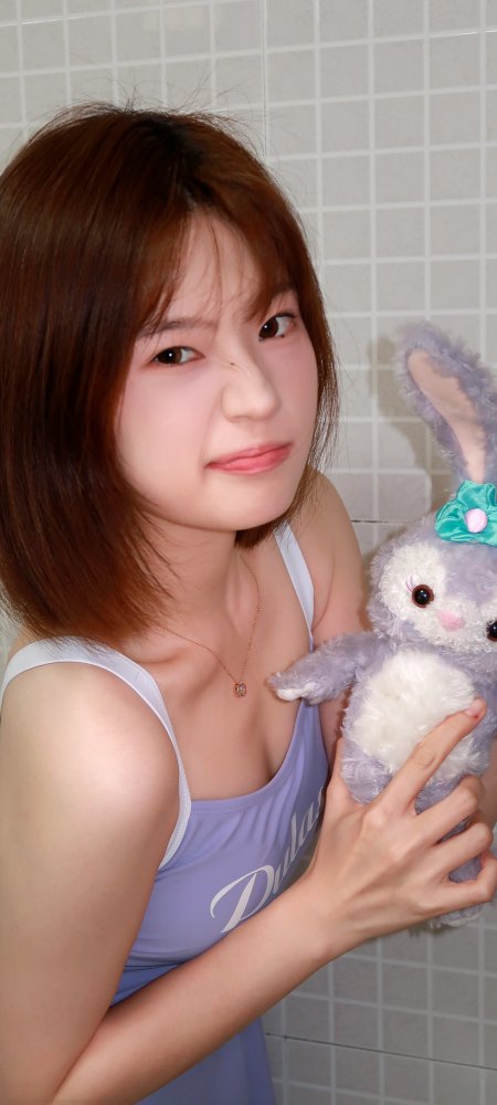 星黛露玩偶紫吊带甜美俏皮棕发美女人物手机壁纸
