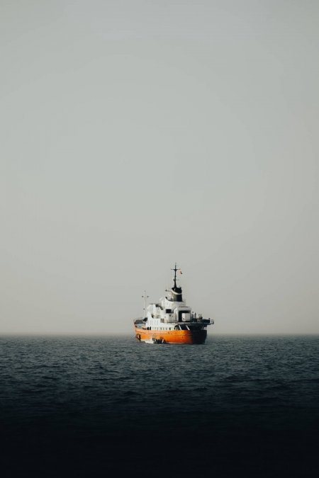 橙船体孤船远海极简风景手机壁纸