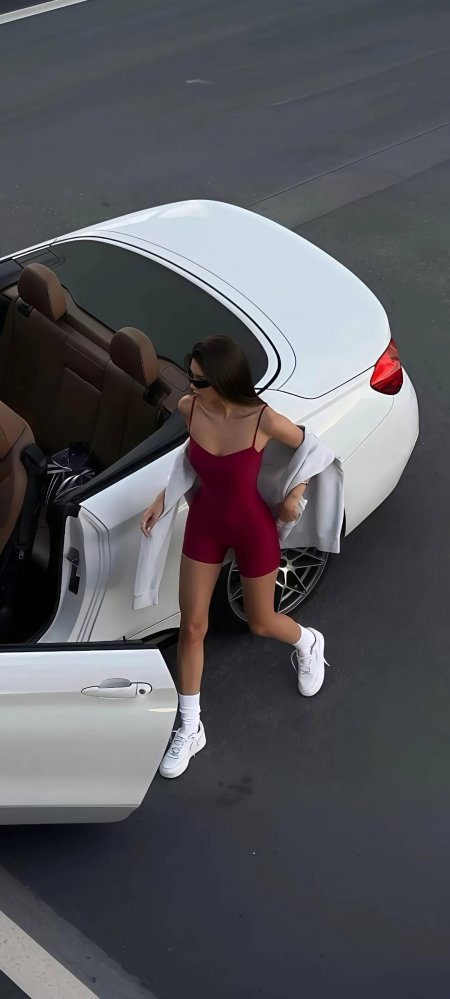 白色敞篷车红衣街拍美女手机壁纸