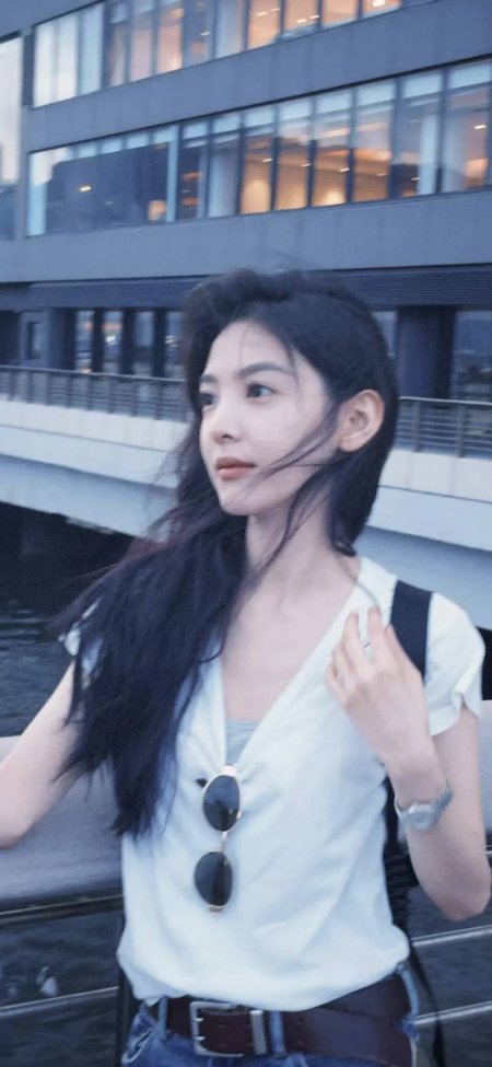 白衫牛仔裤墨镜街拍美女手机壁纸