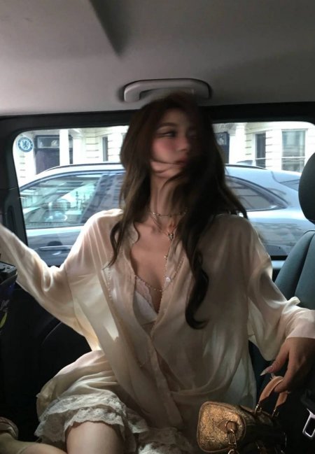 车内慵懒侧颜氛围感美女手机壁纸