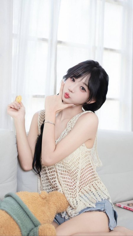 侧辫嘟嘴比耶居家甜美美女手机壁纸