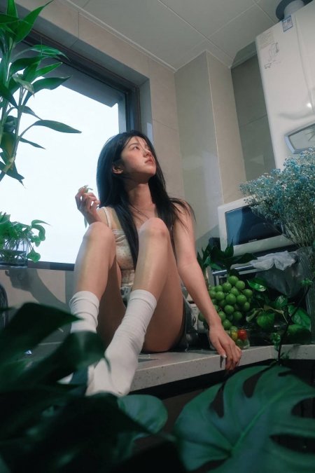 窗边厨房绿植氛围感美女手机壁纸