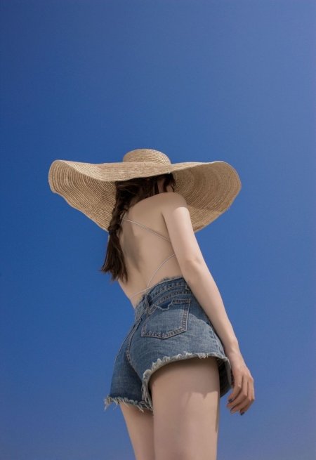 草帽露背蓝天夏日背影美女手机壁纸