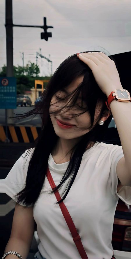 白衣闭眼微笑清新街拍美女手机壁纸