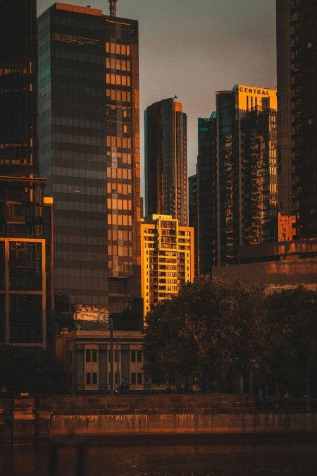 城市高楼金色夕阳倒影风景手机壁纸