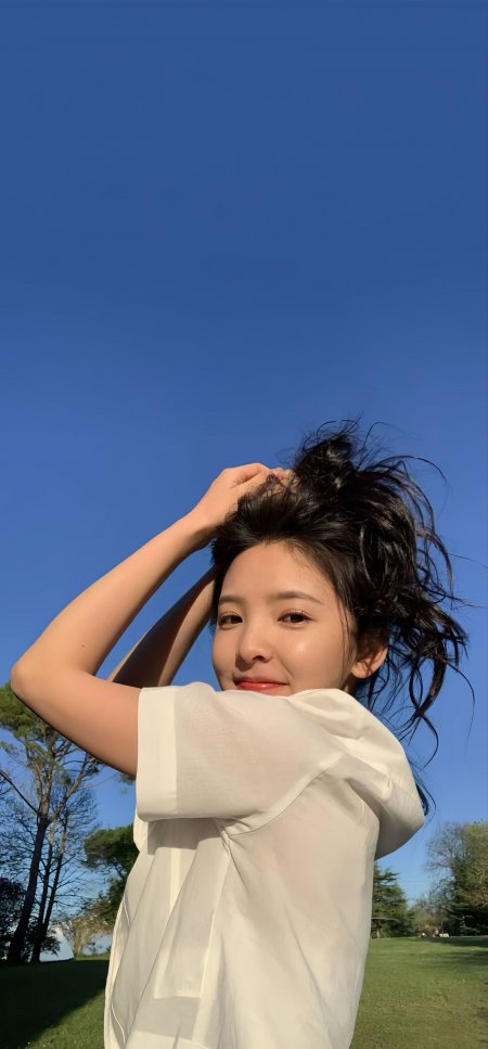 白衫回眸蓝天草地清新美女手机壁纸