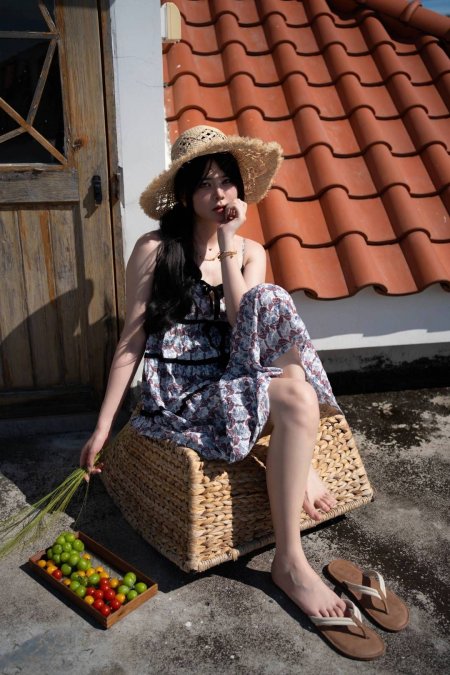 草帽碎花裙屋顶夏日美女手机壁纸
