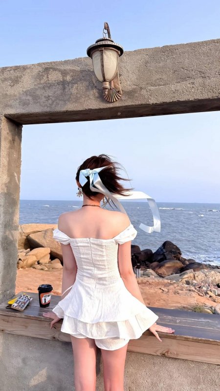 白裙蓝丝带海边背影美女手机壁纸