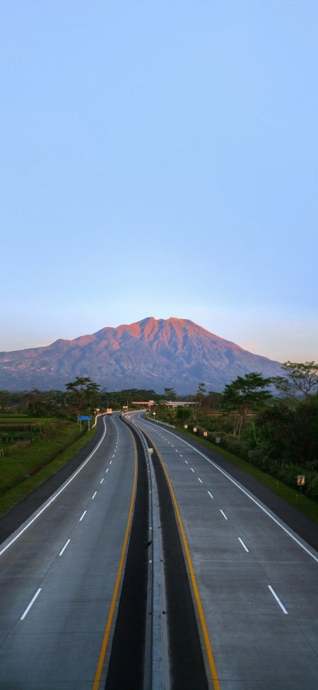 笔直公路尽头金色山峰风景手机壁纸