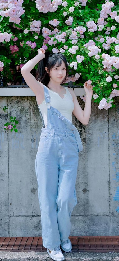 背带裤高马尾鲜花墙前美女手机壁纸