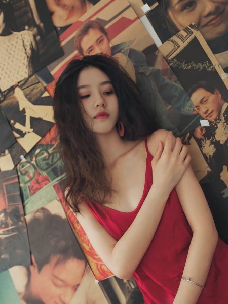 港风红吊带复古氛围美女手机壁纸
