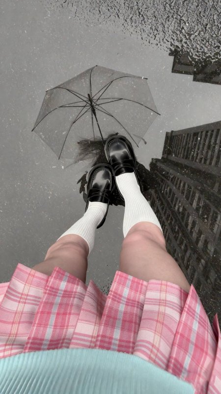 粉色格子裙雨天街景美女手机壁纸