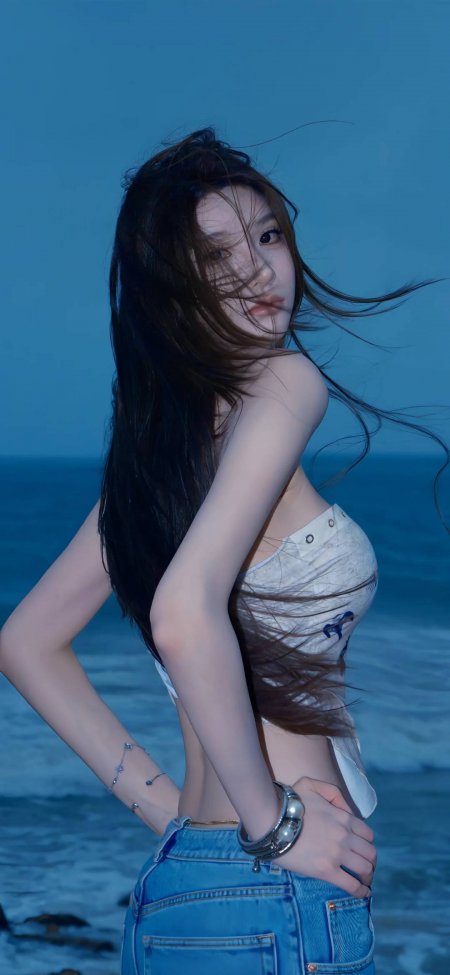 海边蓝调清冷回眸长发美女手机壁纸