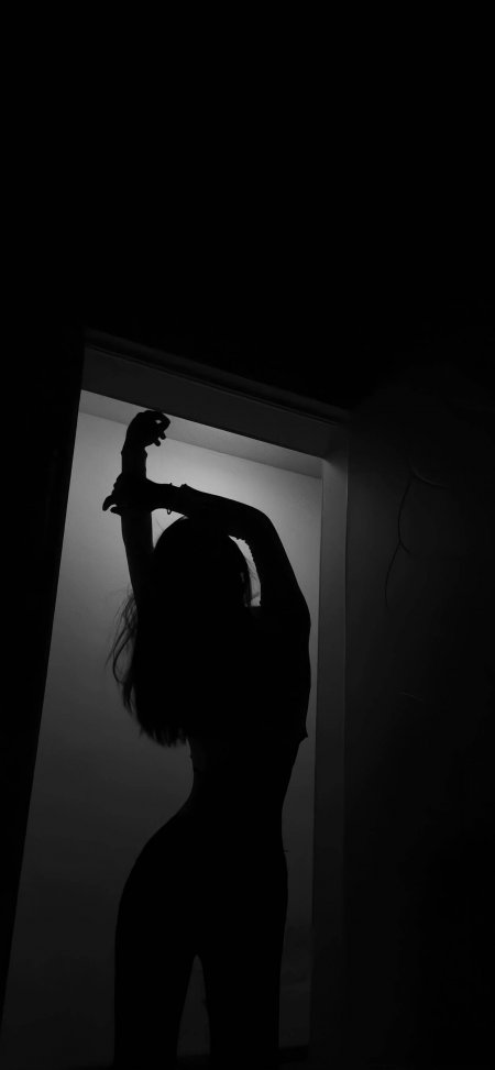 黑白门廊举手剪影身材美女手机壁纸