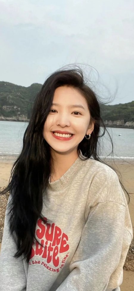 海边灰卫衣笑容治愈清新美女手机壁纸