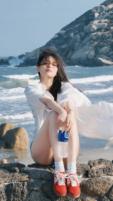 海边白衬衫红鞋清新美女手机壁纸