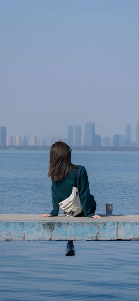 海边背影绿毛衣城市美女手机壁纸