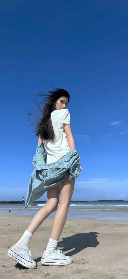 海边回眸白衣蓝天清新美女手机壁纸