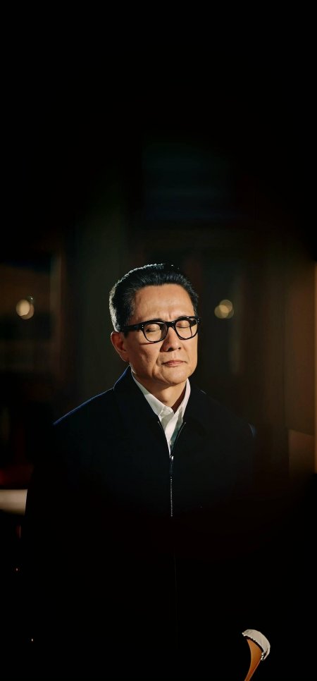 黑框眼镜熟男闭目沉思人物手机壁纸