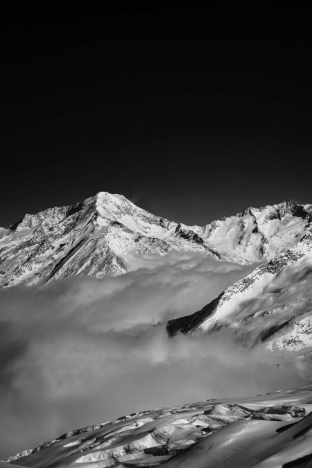 黑白雪山云海极简壮丽风景手机壁纸