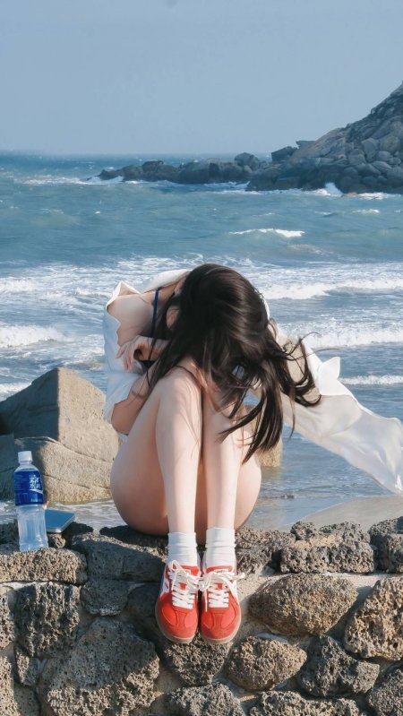 海边红鞋白衬衫低头美女手机壁纸