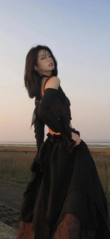 黑裙暮色回眸酷飒氛围美女手机壁纸
