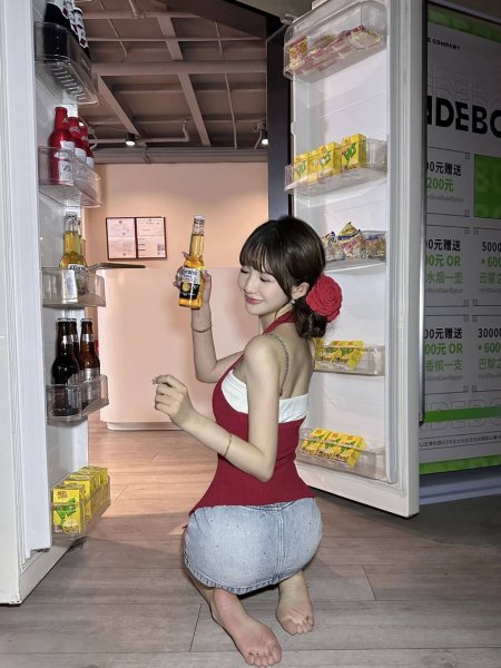 红玫瑰冰箱回眸俏皮美女手机壁纸