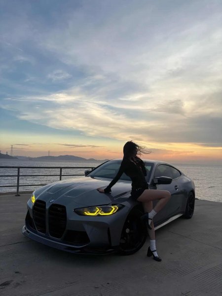 灰色宝马海边夕阳人车合影汽车手机壁纸