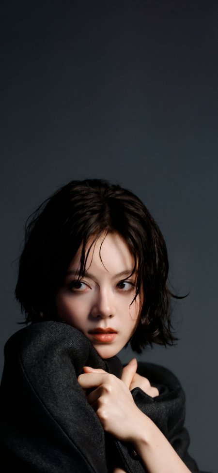 短发美女握领暗调侧颜美女手机壁纸