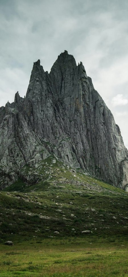 陡峭岩峰翠绿山坡壮丽风景手机壁纸