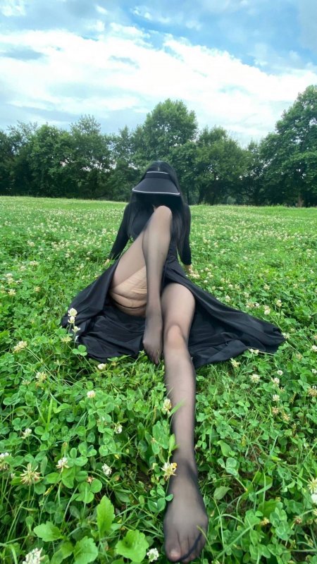 黑裙黑丝草地遮脸美腿美女手机壁纸