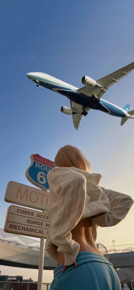 金发背影飞机公路旅拍美女手机壁纸