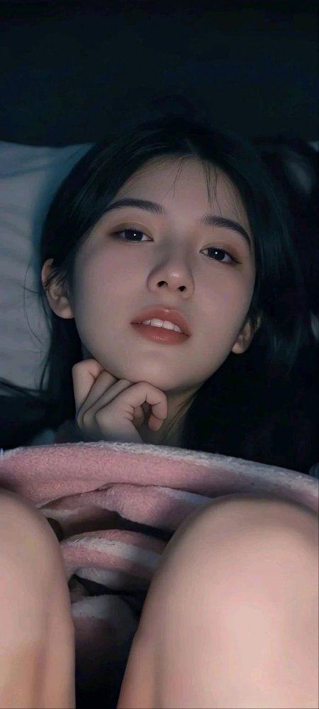 居家枕边甜美眼神治愈美女手机壁纸