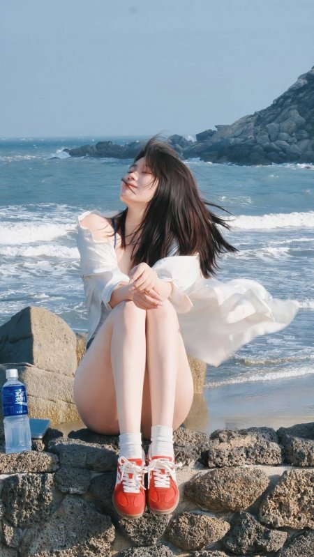 礁石海风闭眼白衬衫美女手机壁纸
