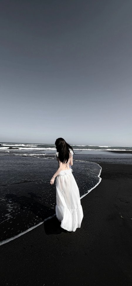 黑沙滩白裙美女背影唯美美女手机壁纸