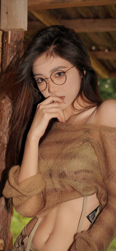 金框眼镜露腰毛衣户外美女手机壁纸