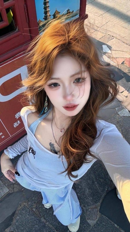 金发卷发散发甜酷街拍美女手机壁纸
