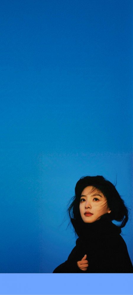 蓝天大留白黑衣清冷美女手机壁纸