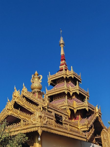 金红佛寺重檐蓝天仰拍风景手机壁纸