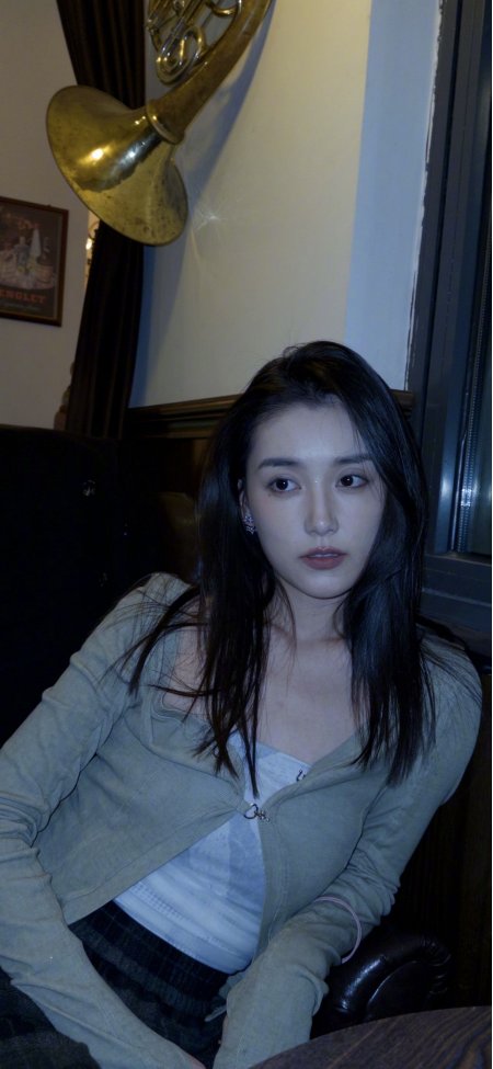咖啡馆绿开衫长发冷淡美女手机壁纸