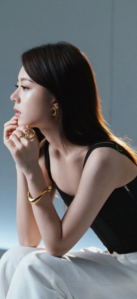 黑白金饰侧颜长发气质美女手机壁纸