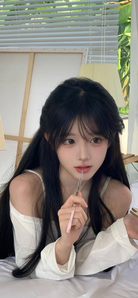 露肩白裙咬笔清新特写美女手机壁纸