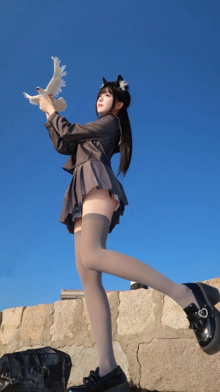 猫耳制服捧白鸽蓝空美女手机壁纸