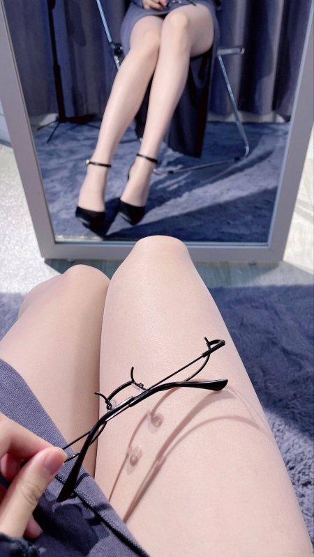 镜面美腿黑高跟氛围美女手机壁纸