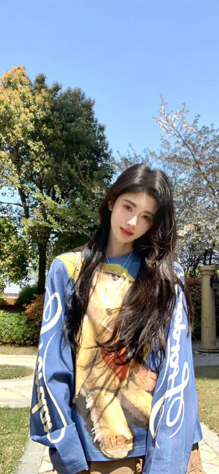 蓝衣小熊印花晴空街拍美女手机壁纸