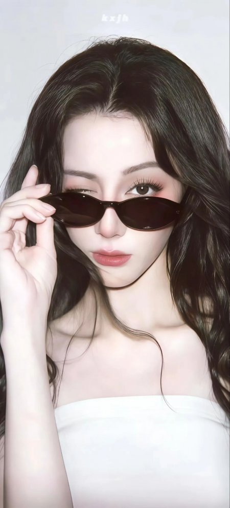 墨镜眨眼甜酷自拍风美女手机壁纸